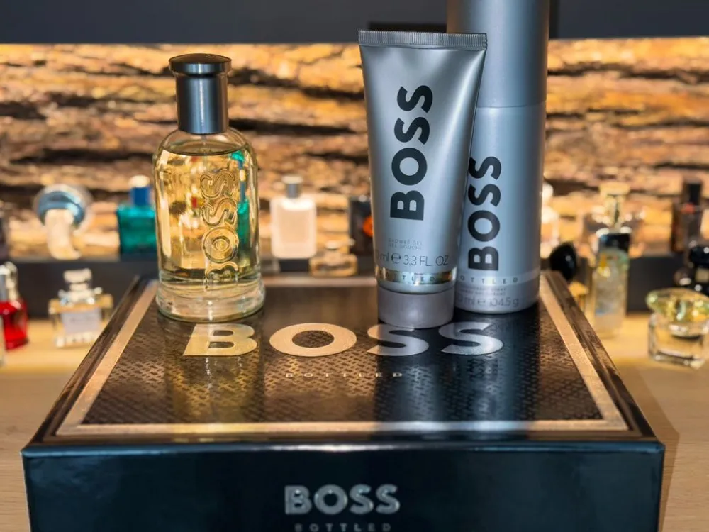 Boss Bottled gavesæt til mænd eau de toilette 100 ml + shower gel 100 ml + deodorantspray 150 ml 100 ml + sprchový gel 100 ml + deosprej 150 ml