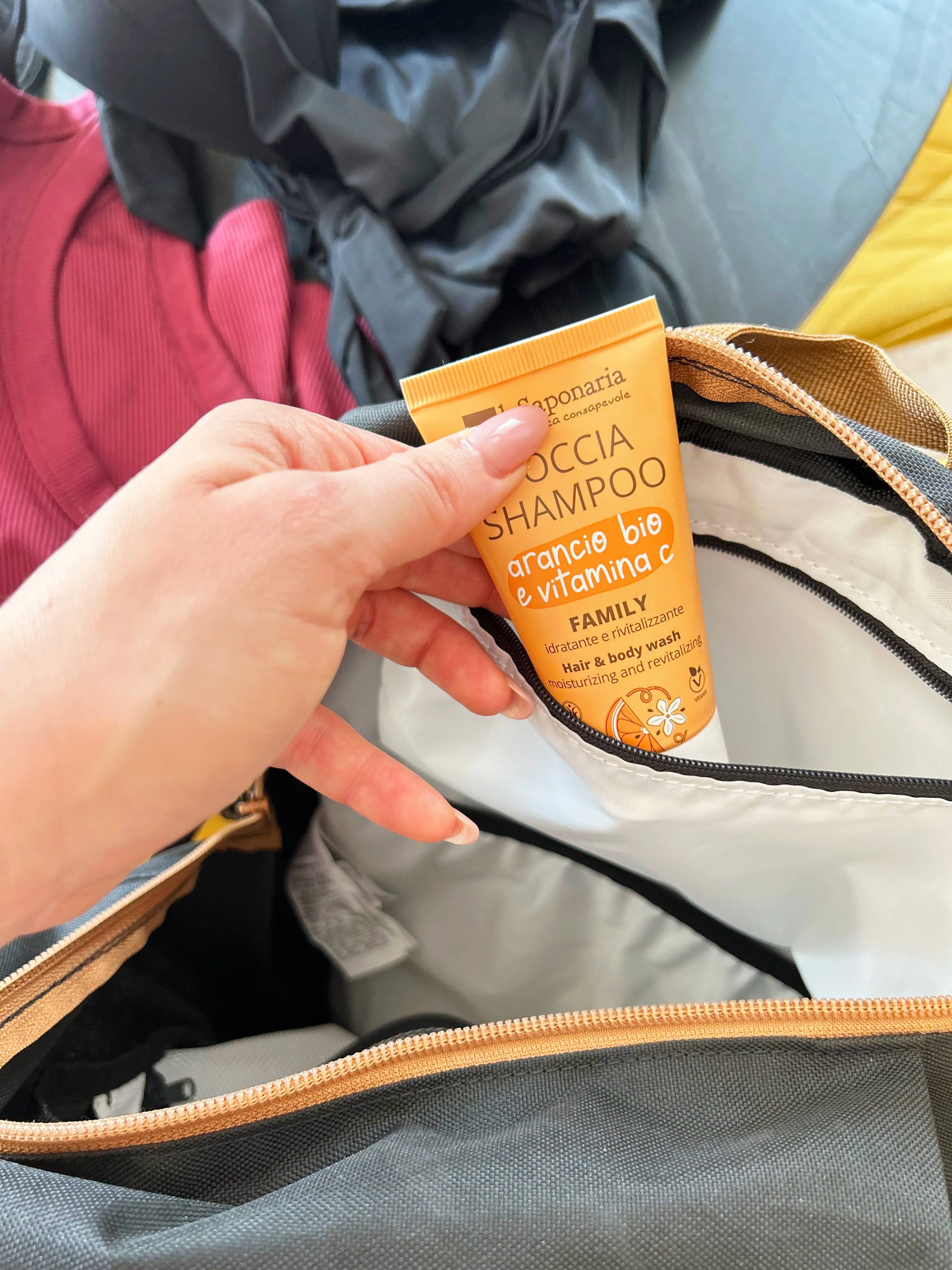 laSaponaria Brusegel og shampoo 2-i-1 med økologisk appelsin og C-vitamin til hele familien 30 ml - med en sød og opkvikkende duft