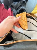 laSaponaria Brusegel og shampoo 2-i-1 med økologisk appelsin og C-vitamin til hele familien 30 ml - med en sød og opkvikkende duft