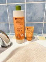 laSaponaria Brusegel og shampoo 2-i-1 med økologisk appelsin og C-vitamin til hele familien 30 ml - med en sød og opkvikkende duft
