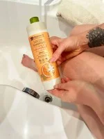 laSaponaria Brusegel og shampoo 2-i-1 med økologisk appelsin og vitamin C til hele familien 500 ml - med en sød og opkvikkende duft