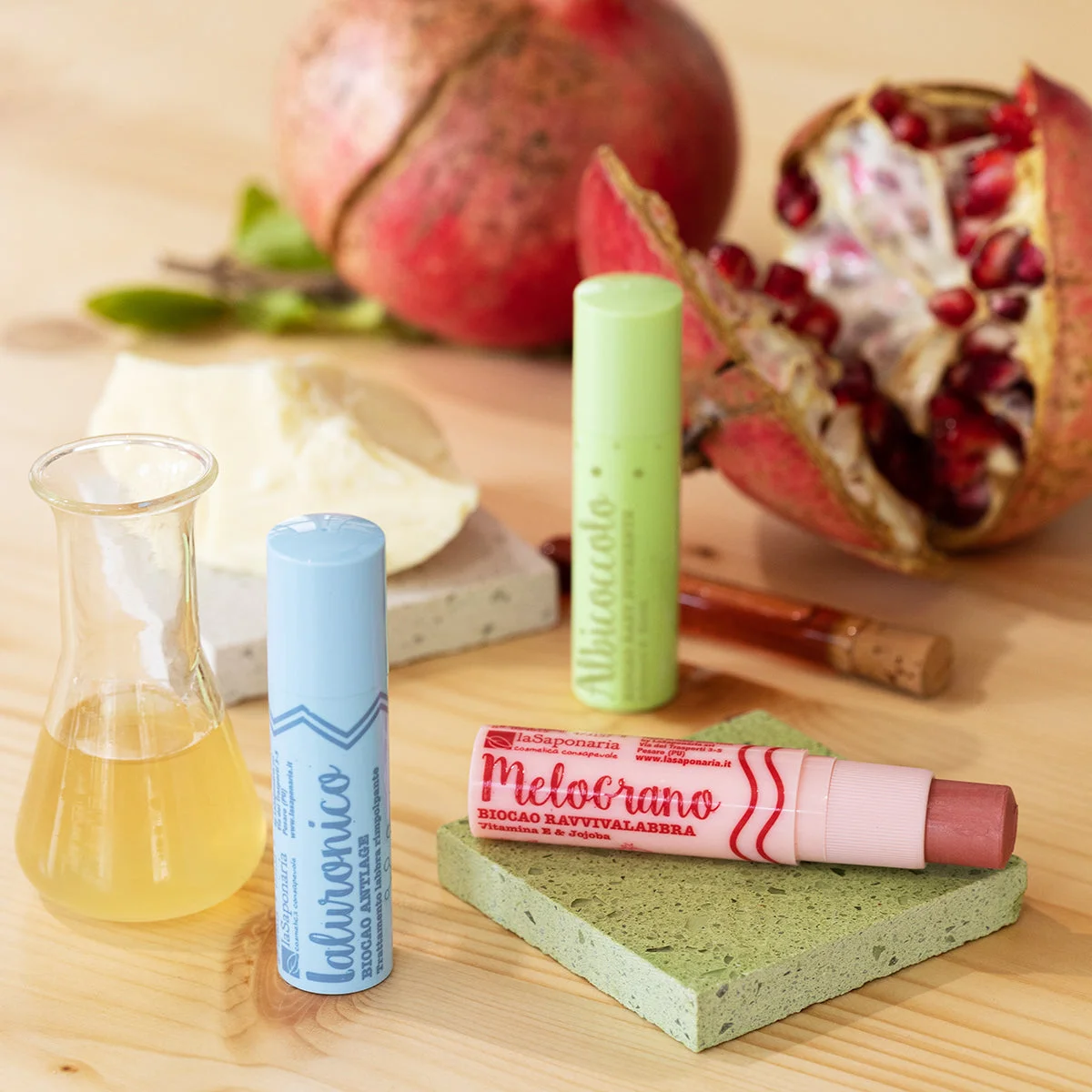 laSaponaria Biocao farvet læbepomade med økologisk granatæble (5,7 ml) - til en naturlig læbefarve
