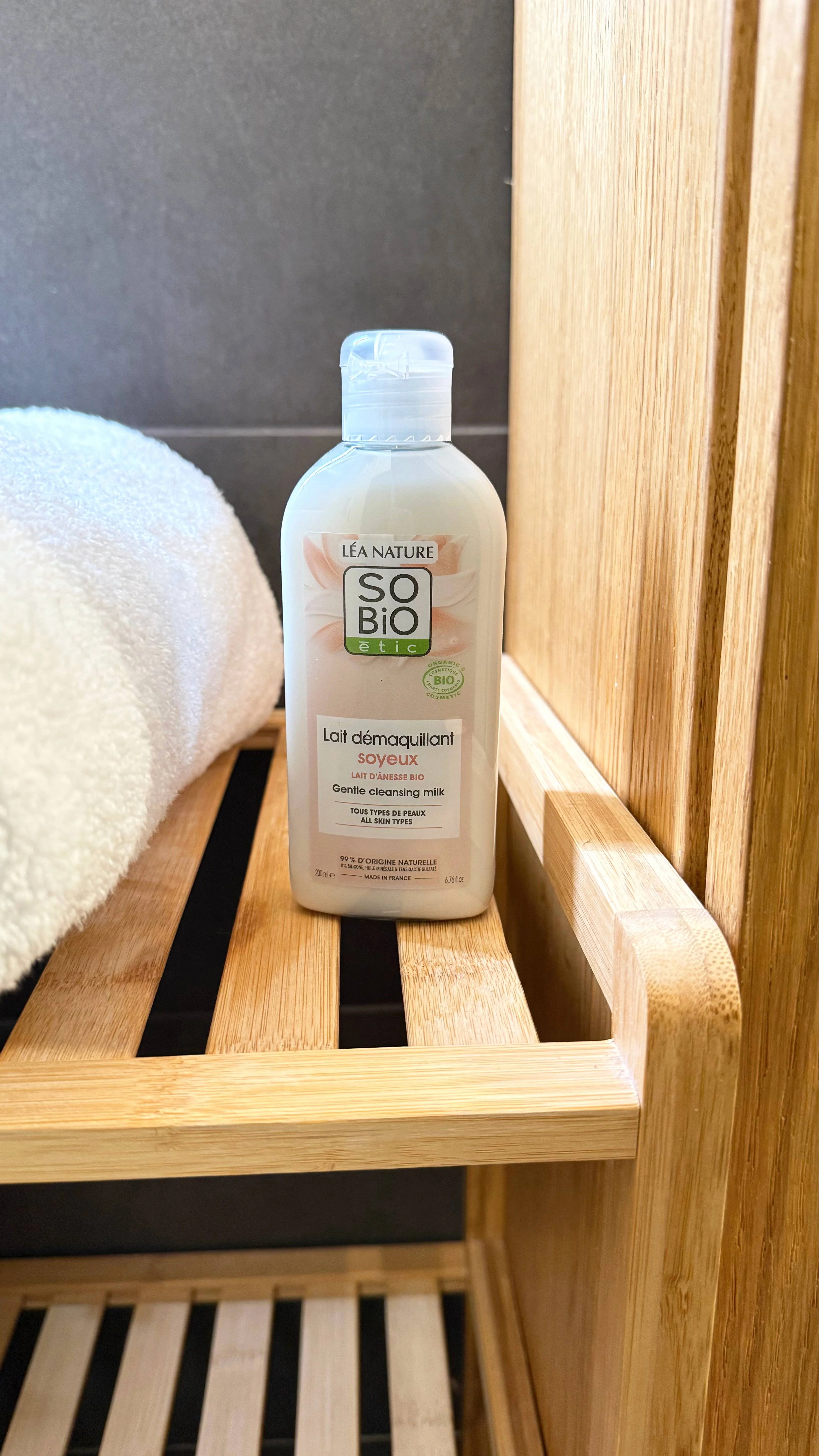 SO’BiO étic Rensemælk med økologisk æselmælk (200 ml) - fjerner skånsomt makeup og urenheder