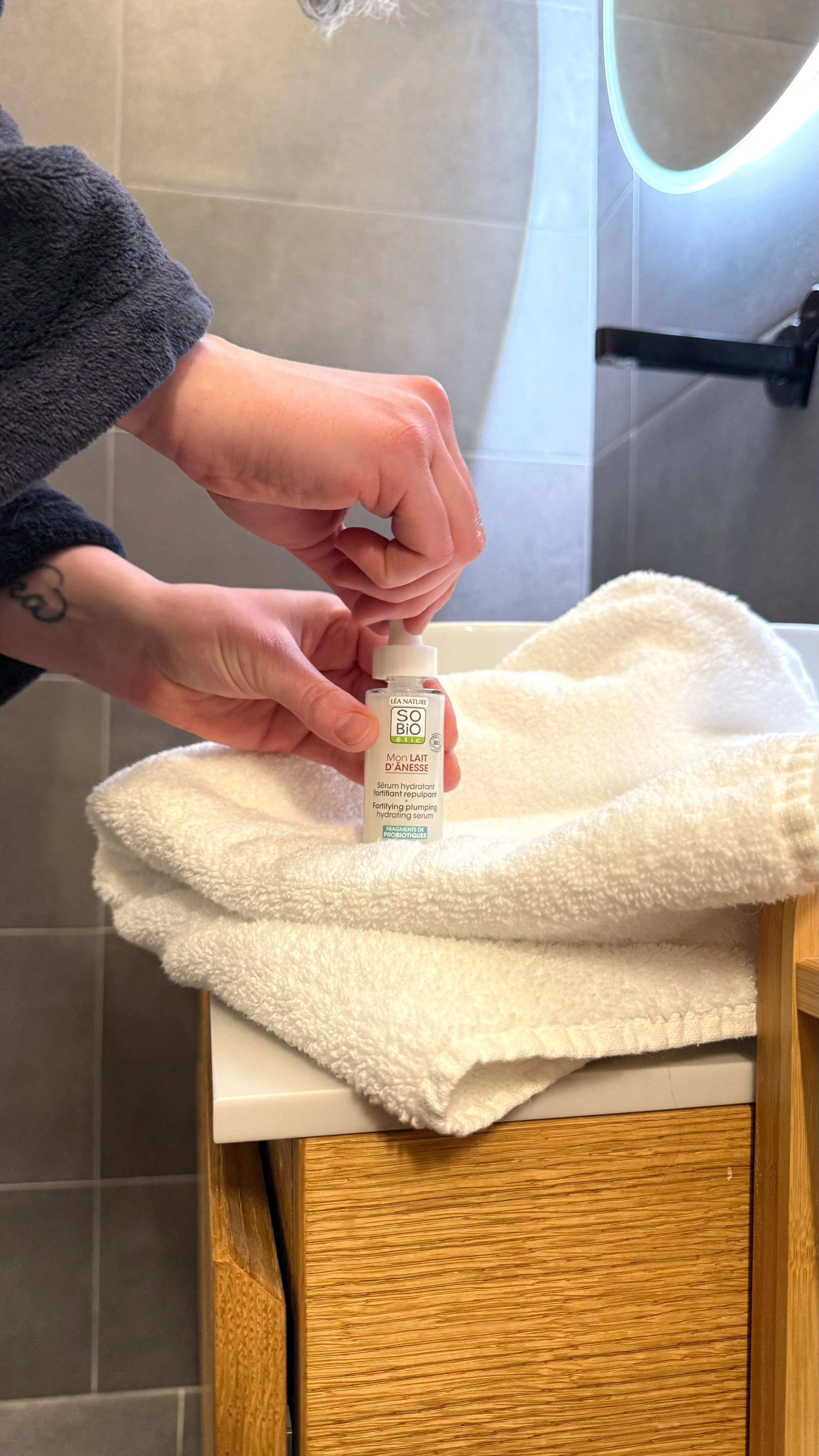 SO’BiO étic Styrkende fugtserum med økologisk æselmælk (30 ml) - med hyaluronsyre