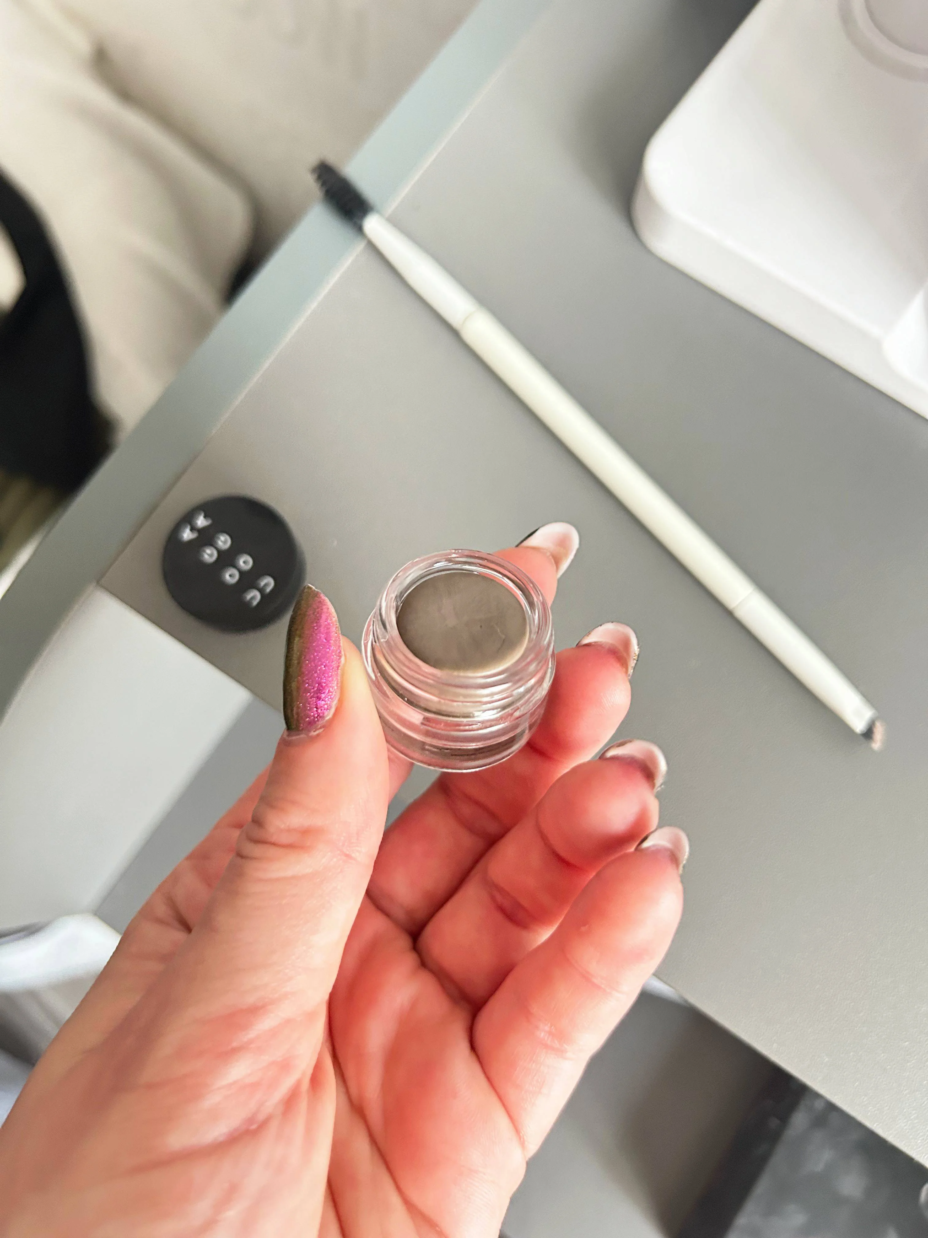 Uoga Uoga Cremet øjenbrynspomade (2,5 ml) 797 Pebbles & Salt - Blond - 3 nuancer for optisk tættere bryn