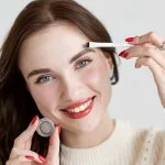 Uoga Uoga Cremet øjenbrynspomade (2,5 ml) 797 Pebbles & Salt - Blond - 3 nuancer for optisk tættere bryn