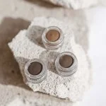 Uoga Uoga Cremet øjenbrynspomade (2,5 ml) 797 Pebbles & Salt - Blond - 3 nuancer for optisk tættere bryn