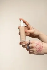 Uoga Uoga Flydende mineralfoundation og serum SPF 20 ØKO (30 ml) 685 Desolate Shore - fugter og beskytter huden