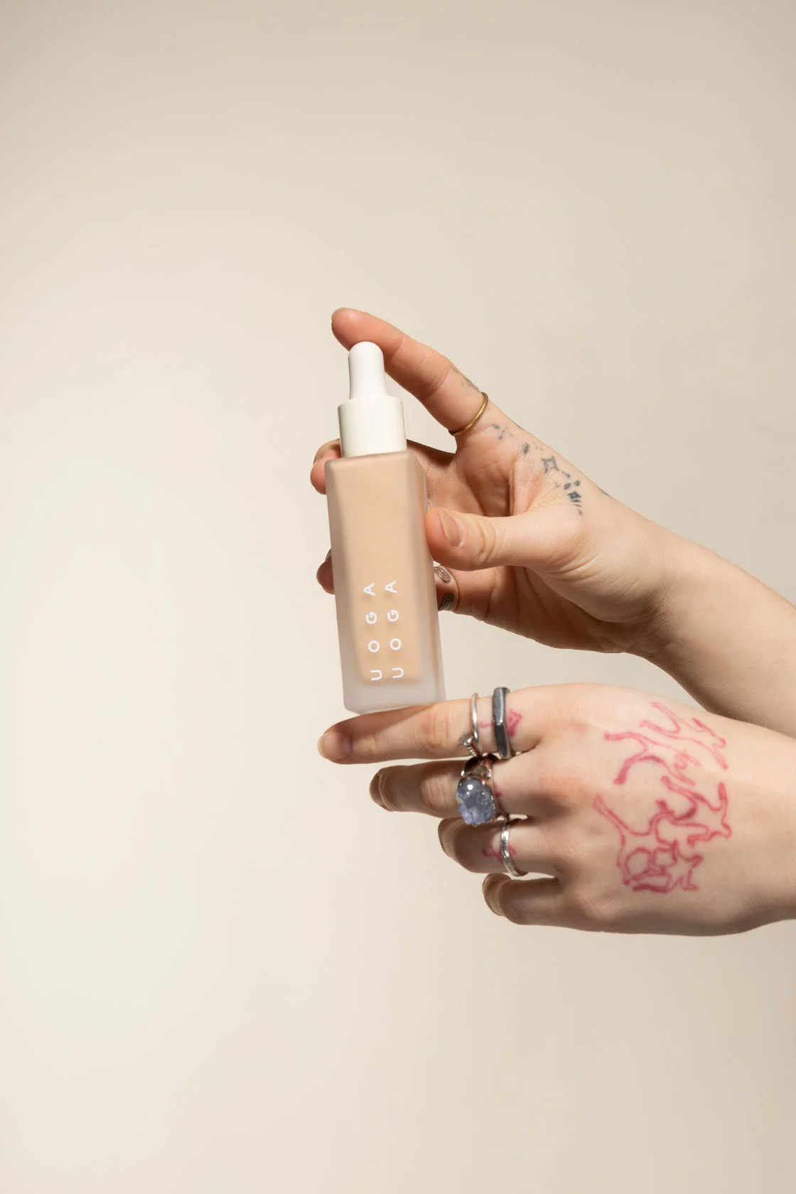 Uoga Uoga Flydende mineralfoundation og serum SPF 20 BIO (30 ml) 689 Summer Breeze - fugter og beskytter huden