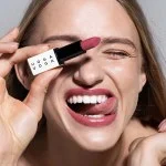 Uoga Uoga Nærende læbestift (4 g) 615 Charmberry - 6 mineralbaserede nuancer