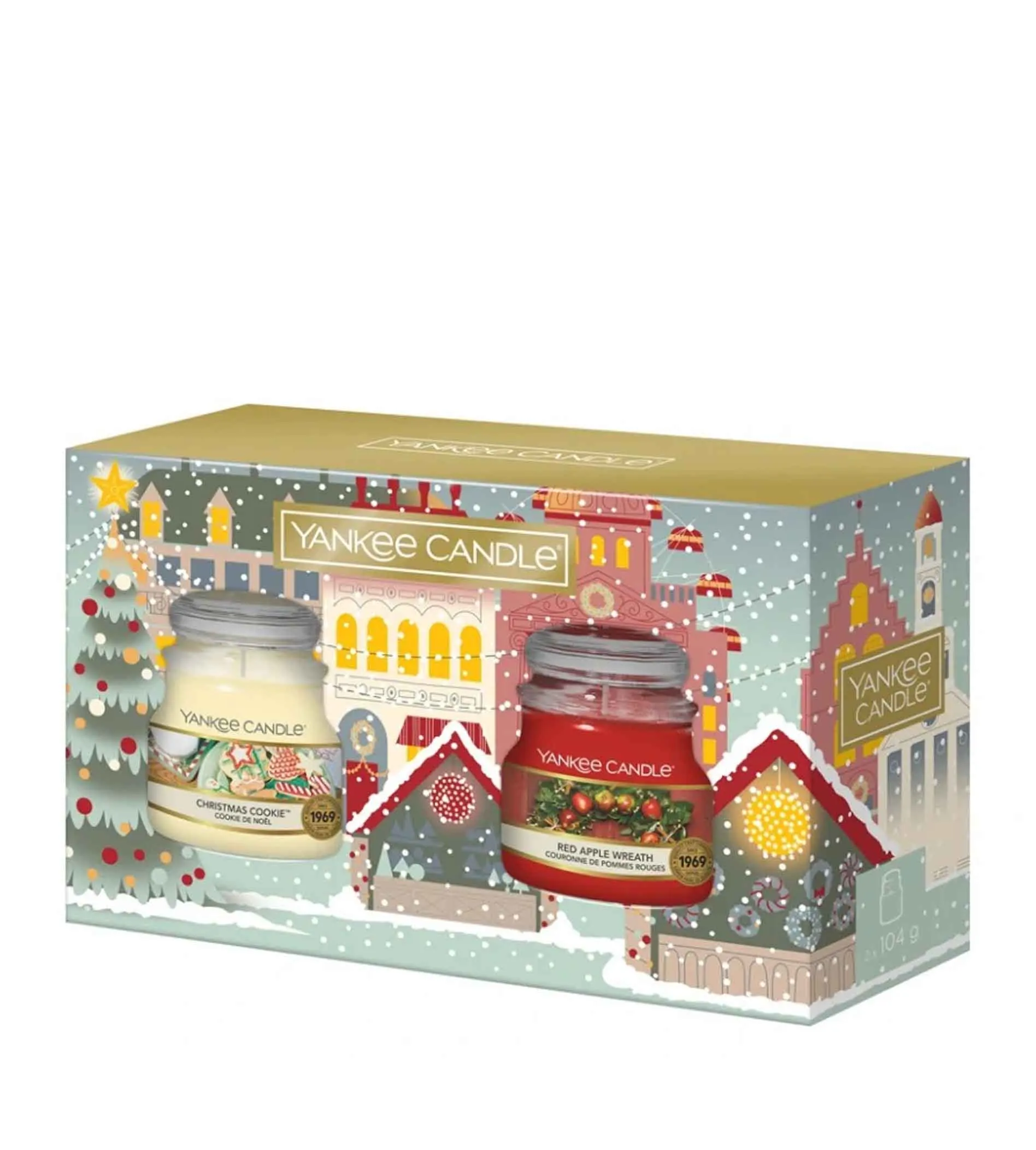 Passport to the Holidays gavesæt duftlys Christmas Cookie 104 g + duftlys Red Apple Wreath 104 g Christmas Cookie 104 g + Red Apple Wreath 104 g