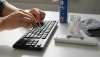 # Rengøring af tastatur og fjernbetjeninger trin for trin