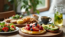 Brunch derhjemme kan nemt klares ved at kombinere sødt, salt og en varm ting, der mætter.