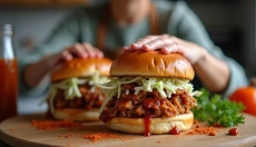Burger med pulled pork er et populært valg både på restauranter og i hjemmet.