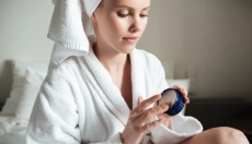 Hvad er urea, og hvad bruges det til, hvis du har problemer med tørre hænder, skæl eller revnede hæl