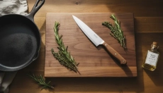 Hvordan man korrekt plejer skærebræt af træ, knive og pander