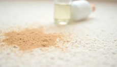 Hvordan man rengør et tæppe med bagepulver og giver det et frisk udseende tilbage