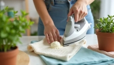 Hvordan rengøre et strygejern for brændemærker ved hjælp af husråd