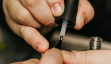 Hvad betyder lodrette riller på dine negle?