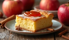 Hældt honningkage på en bageplade, der vil glæde både børn og voksne