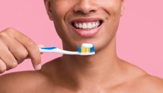 Hvordan man korrekt børster sine tænder med en interdentalbørste