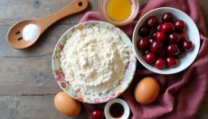 Luftig kopkage med frugt, der dufter af sommer