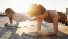 Planken er en simpel øvelse, der styrker kroppens kerne, når den udføres korrekt.