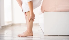 Hvad forårsager en hævet ankel uden skade, og hvordan kan man forebygge det?