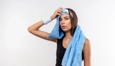 Hvad signalerer sur sved, og hvordan håndterer man det?